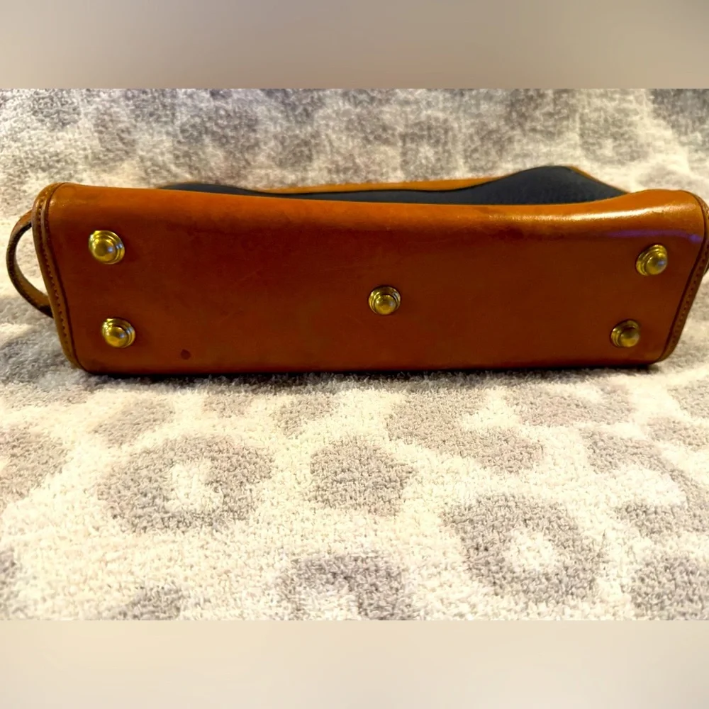 ✨ Dooney & Burke Vintage Dark Green & Tan Leather Shoulder Bag. Good Preloved ✨ - Picture 5 of 8